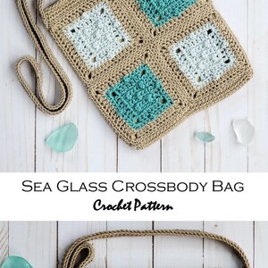 Puede incluir: Un bolso de hombro tejido a crochet con base marr&oacute;n y cuadrados turquesa y azul claro. El bolso tiene una larga correa marr&oacute;n y una peque&ntilde;a etiqueta de cuero marr&oacute;n que dice "KCC". El bolso est&aacute; sobre una superficie de madera blanca con vidrio de mar.