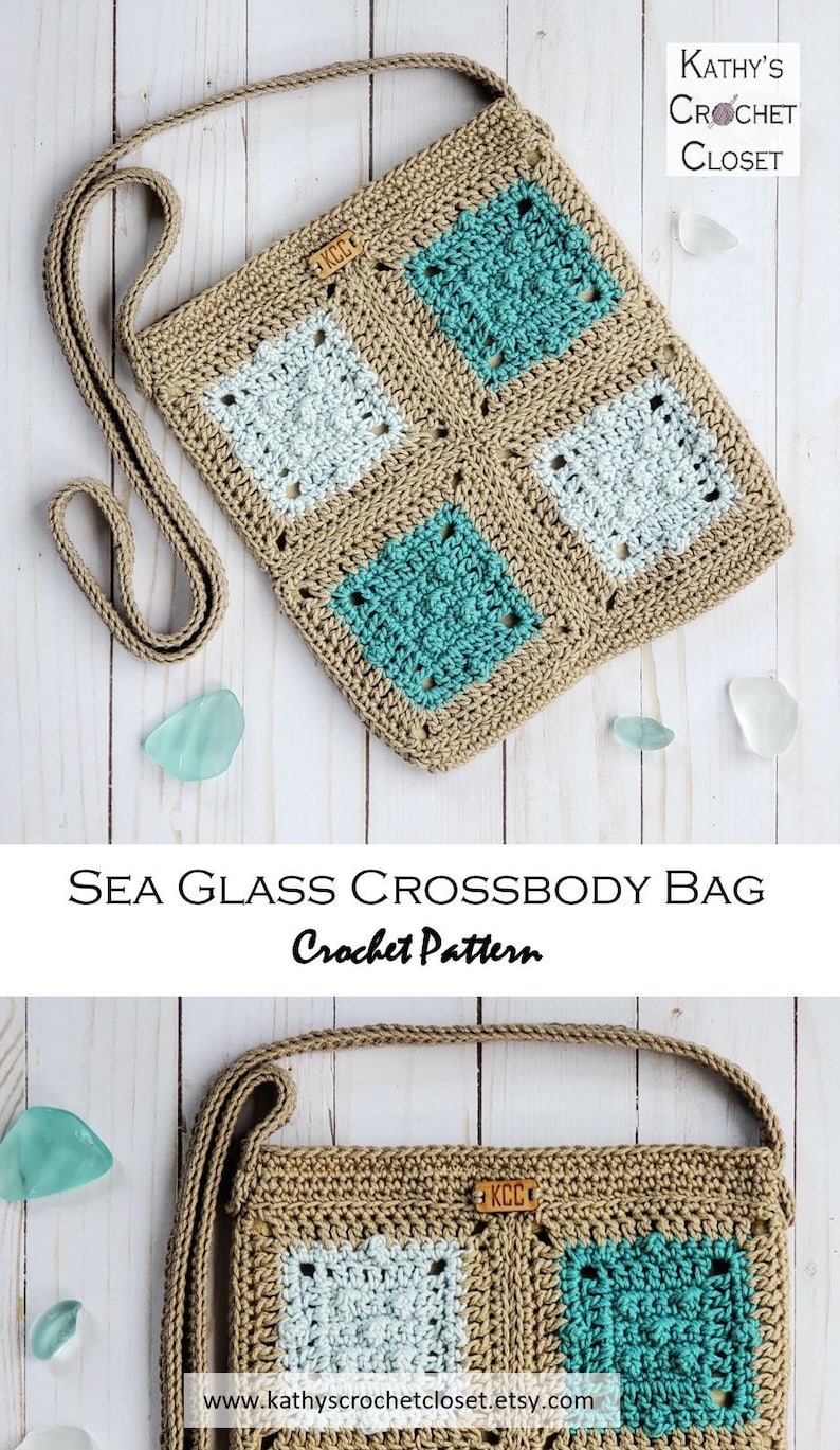 Puede incluir: Un bolso de hombro tejido a crochet con base marr&oacute;n y cuadrados turquesa y azul claro. El bolso tiene una larga correa marr&oacute;n y una peque&ntilde;a etiqueta de cuero marr&oacute;n que dice "KCC". El bolso est&aacute; sobre una superficie de madera blanca con vidrio de mar.
