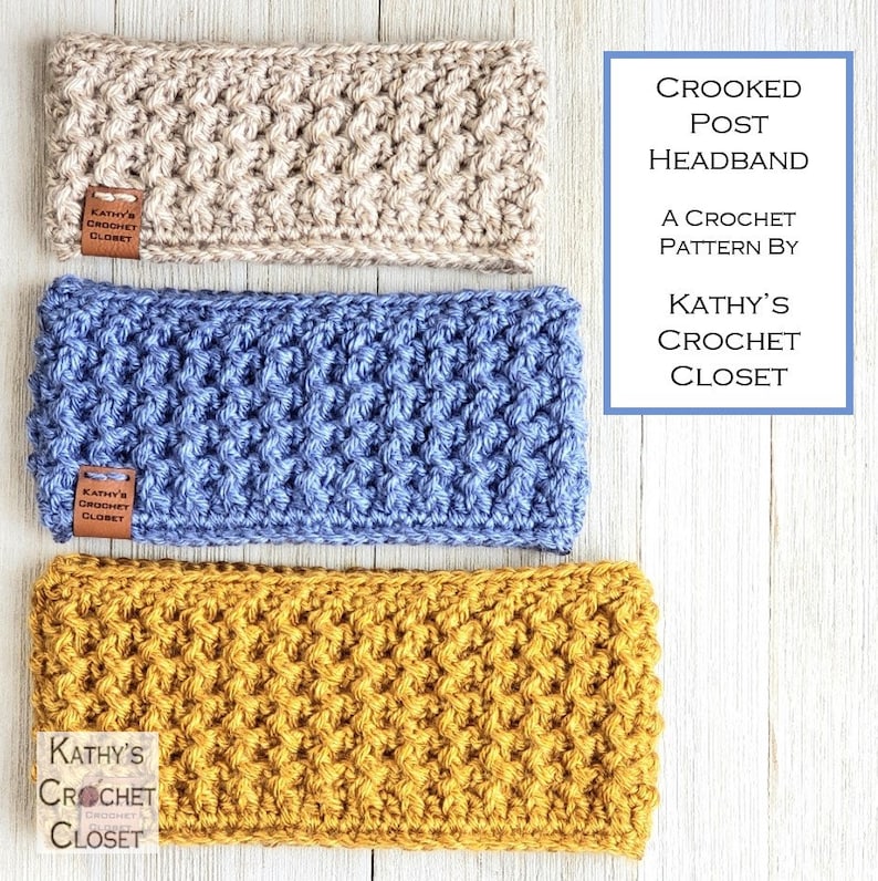 Op de afbeelding: Drie gehaakte hoofdbanden in beige, blauw en geel. De hoofdbanden zijn gemaakt met een gehaakte poststeek. De tekst "Crooked Post Headband" staat in een blauwe box. De tekst "A Crochet Pattern By Kathy's Crochet Closet" staat onder de blauwe box.