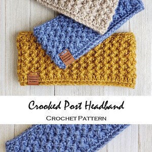 Op de afbeelding: Haak-hoofdbandpatroon, "Crooked Post Headband", met drie hoofdbanden in verschillende kleuren: beige, blauw en mosterdgeel. Elk hoofdband heeft een bruin lederen label met de tekst "Kathy's Crochet Closet".
