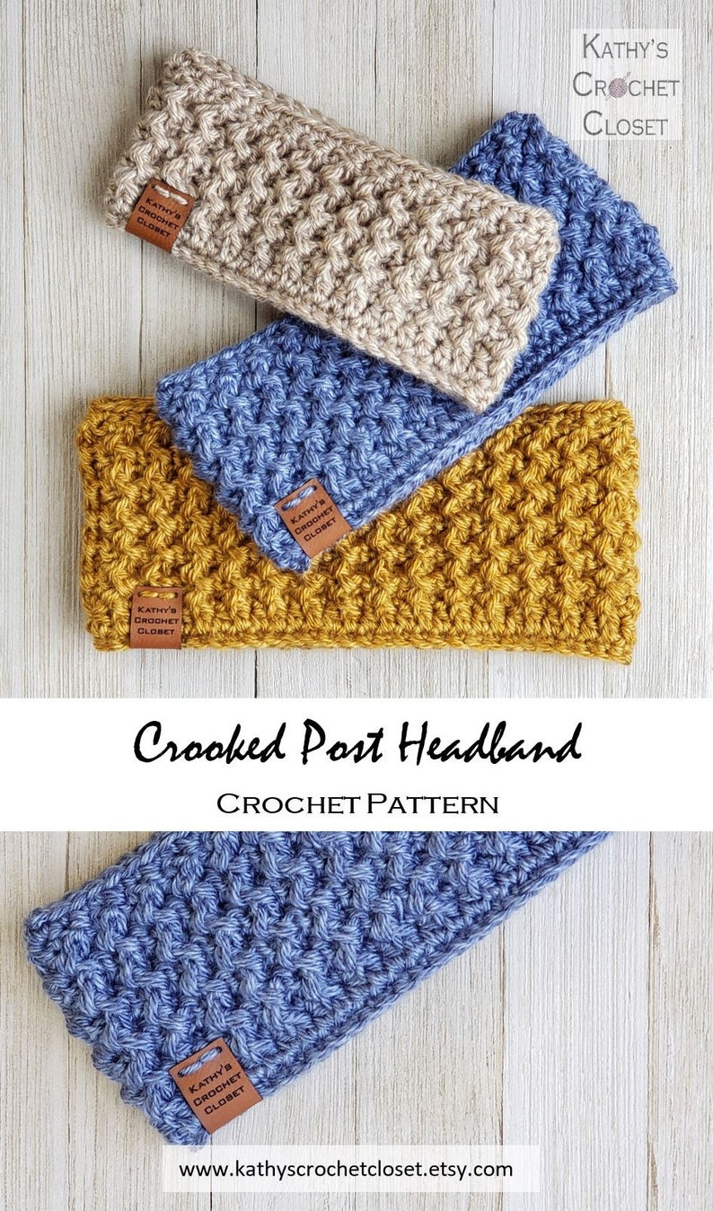Op de afbeelding: Haak-hoofdbandpatroon, "Crooked Post Headband", met drie hoofdbanden in verschillende kleuren: beige, blauw en mosterdgeel. Elk hoofdband heeft een bruin lederen label met de tekst "Kathy's Crochet Closet".