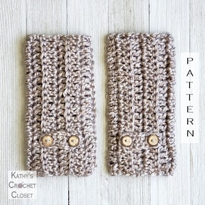 Könnte beinhalten: Zwei gehäkelte Handwärmer mit braunen Knöpfen. Die Handwärmer sind mit einem strukturierten Stich gearbeitet und haben ein hellbraunes und dunkelbraunes Farbmuster.