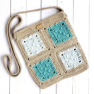 Puede incluir: Un bolso de hombro tejido a crochet con una correa marr&oacute;n y un dise&ntilde;o de granny squares marr&oacute;n, blanco y turquesa. El bolso tiene una peque&ntilde;a etiqueta de cuero con las letras "KCC" en ella.