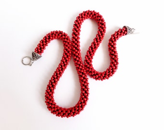 Collana rosso Valentino, Idea Regalo San Valentino, Collana rossa lunga, Accessori rossi, Tubolare perline all'uncinetto