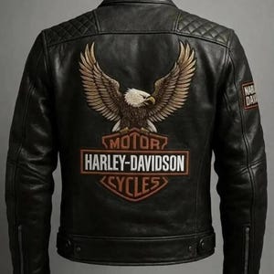 Può includere: Una giacca in pelle nera con una grande aquila ricamata sopra il logo Harley-Davidson Motor Cycles sul retro. La giacca presenta pannelli trapuntati sulle spalle, maniche lunghe con polsini dotati di cerniera e una toppa rettangolare.