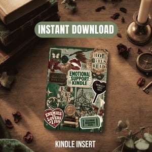 Puede incluir: Un inserto rectangular para Kindle con un fondo verde oscuro cubierto de varias pegatinas. El texto incluye Emotional Support Kindle, Hot Girls Read, Red Flags Only, Enemies to Lovers #1 Fan, Morally Grey Men y Certified Romantasy Girly.