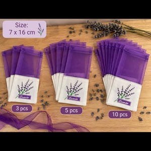 Puede incluir: Bolsas de organza moradas con cordón de 7 x 16 cm. Cada bolsa tiene un panel de tela blanca con un gráfico de una rama de lavanda y el texto Lavender. Las bolsas están agrupadas en conjuntos etiquetados como 3 pcs, 5 pcs y 10 pcs.