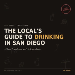 Peut inclure: Une couverture de guide numérique noire intitulée The Local's Guide to Drinking in San Diego, 12 bars TripAdvisor won't tell you about. Elle présente un cercle rouge Local Approved, du texte blanc et jaune, et des icônes de bar en lignes fines.