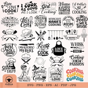 Op de afbeelding: Een verzameling zwart-witte digitale ontwerpen met keukenthema-typografie en illustraties van kookgerei, koksmutsen, schorten en voedselgerelateerde citaten zoals Live Love Cook, Mom's kitchen en Cooking is my passion.