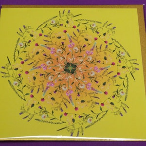 Carte de voeux pour le solstice d'été du mandala de fleurs sauvages, série Festival solaire
