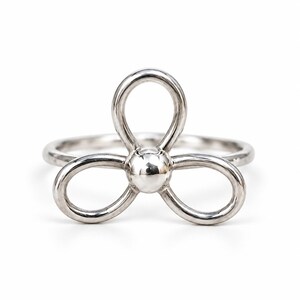 Bague argentée à trois pétales, anneau ouvert à motif floral.