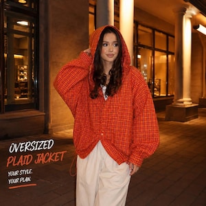 Könnte beinhalten: Eine übergroße, orange-rot karierte Kapuzenjacke mit langen Ärmeln und Knopfleiste vorne, kombiniert mit einer hellen Hose. Der Text auf dem Bild lautet: OVERSIZED PLAID JACKET. YOUR STYLE. YOUR PLAN.