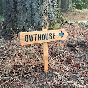 OUTHOUSE Schild, Wegweiser, Outdoor Schild, Yard Art, Wedding Schild, Camping Marker, Party Schild, Pfeil Schild, Badezimmer Marker, Info Schild
