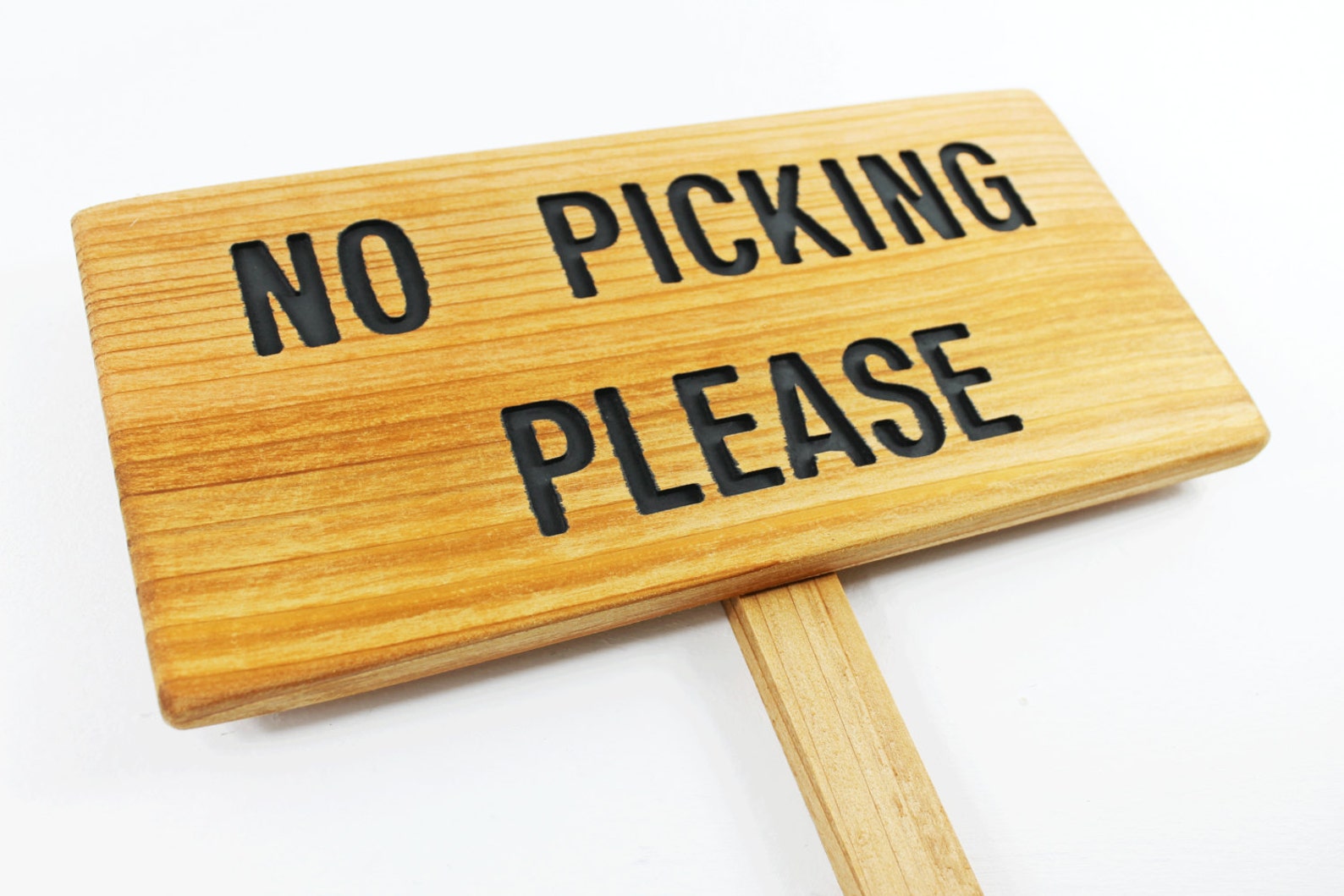 Wooden sign. Dont pick. Don't pick Flowers. Sign don't smort. Плиз ап