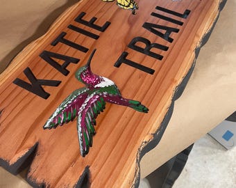 Letrero de sendero tallado en madera de secuoya gruesa con ilustraciones pintadas a mano