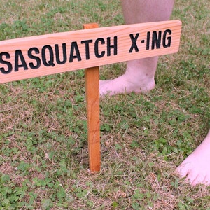 SASQUATCH X-ING Yard Sign, divertido bigfoot sign, cedro garden sign, custom sign, custom marker, outdoor Signage, Forest Sign, Woods Sign
