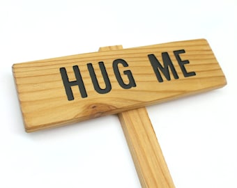 Letrero "Abrázame", arte de jardín, marcador para exteriores, abrazo de árbol, regalo para jardineros, señalización divertida, letrero de madera, marcador de naturaleza, letrero hippie, amante de los árboles