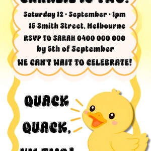 Puede incluir: Una tarjeta de invitación de cumpleaños con ilustraciones de patitos amarillos y texto en negro: CHARLIE IS TWO! Saturday 12 September 1pm 15 Smith Street, Melbourne RSVP TO SARAH 0400 000 000 by 5th of September WE CAN'T WAIT TO CELEBRATE! QUACK QUACK, I'M TWO!