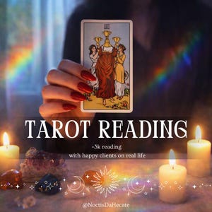 Peut inclure: Une carte de tarot Trois de Coupes montrant trois personnages levant des calices dorés. Le texte indique TAROT READING, +3k reading with happy clients on real life et @NoctisDaHecate. Trois bougies blanches allumées et des cristaux sont visibles.