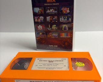 Może przedstawiać: Jasnopomarańczowa kaseta VHS z etykietą Retro Halloween Mix i żółtą naklejką Be Kind Please Rewind, w komplecie z przezroczystym plastikowym etui z ciemnofioletową okładką, obrazkami z kreskówek oraz tytułem Retro Halloween Mix.