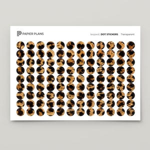 Può includere: Un foglio di 108 adesivi rotondi a pois della LEOPARD COLLECTION di PAPIER PLANS. Gli adesivi presentano un motivo leopardato marrone e nero. Il foglio include il testo LEOPARD COLLECTION, PAPIER PLANS e DOT STICKERS.