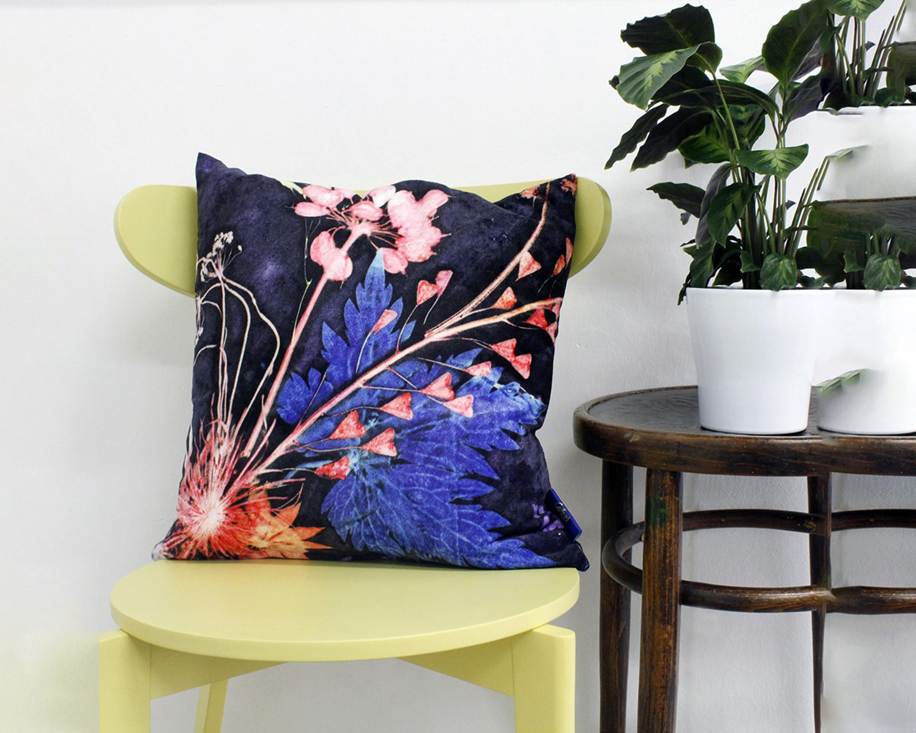 Coussin Botanique Floral Fait à La Main, Conception Bleue de Couronne, Intérieurs Maison Compliments