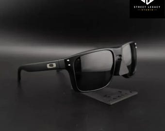 Oakley Holbrook polarisierte Sonnenbrille, mattschwarzer Rahmen, silbernes Logo, UV400-Schutz, Fahrbrille