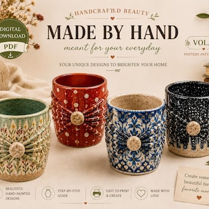Könnte beinhalten: Ein digitaler PDF-Download mit vier Töpfermustern unter dem Titel MADE BY HAND VOL. 1. Das Bild zeigt vier zylindrische Keramikbecher mit unterschiedlichen Designs: blumiges Grün, Rot mit weißen Punkten, blaues Damastmuster und schwarz gesprenkelt.