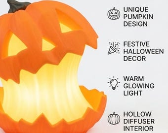 Puede incluir: Una lámpara de calabaza naranja con un tallo marrón oscuro y un interior brillante. El texto a la derecha dice: UNIQUE PUMPKIN DESIGN, FESTIVE HALLOWEEN DECOR, WARM GLOWING LIGHT y HOLLOW DIFFUSER INTERIOR, junto a iconos.