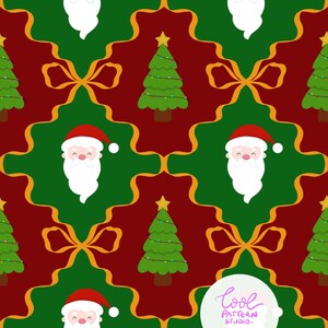 Pode incluir: Um padrão repetitivo com rostos de Papai Noel com gorros vermelhos e barbas brancas, árvores de Natal verdes com estrelas amarelas e luzes, e fitas douradas sobre um fundo vermelho escuro e verde. Um logotipo circular branco diz Cool Pattern Studio.