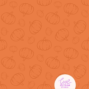 Pode incluir: Um padrão repetitivo de contornos de abóboras desenhados à mão num tom laranja mais escuro sobre um fundo laranja claro sólido. Um logótipo circular branco no canto inferior direito apresenta o texto roxo Cool Pattern Studio.
