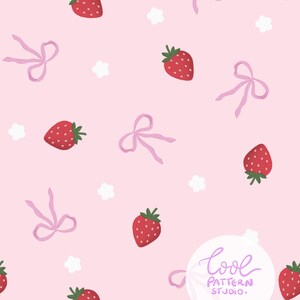 Pode incluir: Um padrão repetitivo sobre um fundo rosa claro com morangos vermelhos com folhas verdes, laços de fita rosa claro e pequenas flores brancas de cinco pétalas. Um logótipo circular branco no canto diz Cool Pattern Studio.