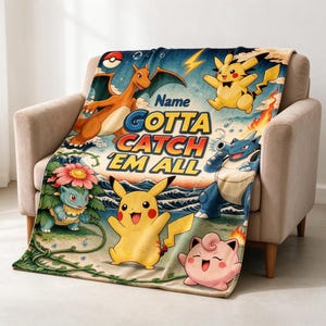 Könnte beinhalten: Eine weiche Wohndecke mit einem farbenfrohen Grafikdruck verschiedener Pokemon-Charaktere, darunter Pikachu, Glurak, Turtok, Bisaflor und Pummeluff. Der Text "Name" und "GOTTA CATCH 'EM ALL" ist mittig über einem Wellenmuster aufgedruckt.