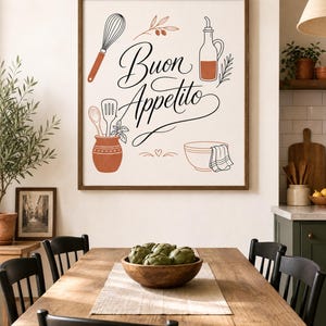Può includere: Una stampa artistica quadrata da parete con cornice in legno scuro che presenta il testo corsivo nero Buon Appetito centrato su uno sfondo bianco. Il design include illustrazioni a tratto di una frusta, un'oliera, un portautensili e una ciotola.