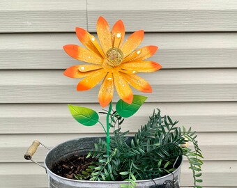 Oversized Wiggling DAISY Metal Flower Stake 23" Tall / Flower Pot Stake / Metal Yard Art / Yellow Flower Yard Stake / Gardening