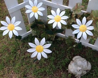 Wiggly White Daisy Flower Pot Stake 18” Tall - Wiggling Daisy Garden Stake - White Metal Garden Flower - Metal Yard and Garden Art