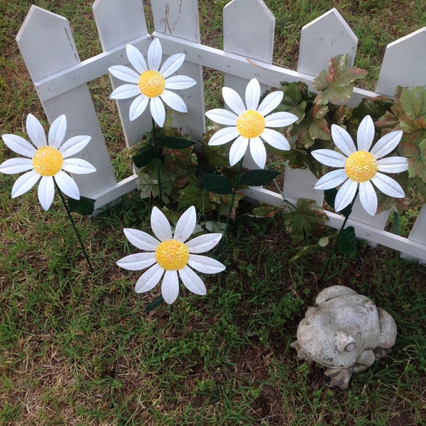 Wiggly White Daisy Flower Pot Stake 18” Tall - Wiggling Daisy Garden Stake - White Metal Garden Flower - Metal Yard and Garden Art