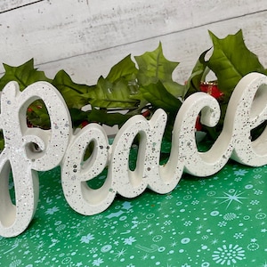 Camino de mesa con la palabra PAZ en blanco brillante, letrero independiente grueso blanco, decoración para repisa navideña
