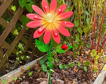 Wiggling Daisy Flower Stake w/ Glow-In-The-Dark Center, Garden Art
