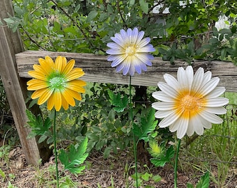 1 DELIGHTFUL DAISY 30" Tall Metal Garden Stake- Hand Painted White/Yellow/Lavender Flower Garden Decor Yard Stake - Metal Yard Art