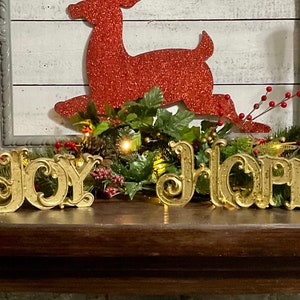Letreros para estantes con palabras JOY o HOPE, letreros de pie con palabras, letreros dorados brillantes y gruesos, decoración para repisa navideña