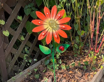 Wiggling Daisy Flower Stake w/ Glow-In-The-Dark Center, Garden Art
