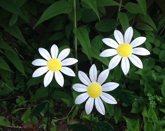 1 White Daisy Flower Pot Stake 16” Tall - Wiggling Daisy Garden Stake - White Metal Garden Flower - Metal Yard and Garden Art