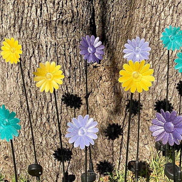 Swaying SOLAR DAISY Garden Stakes 28" Tall - Color Changing Flower Garden Art - Lighted Yard Art - Purple Turquoise Yellow Daisy Stake