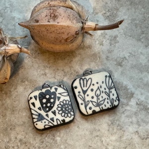 Contas de flores, quadradas em preto e branco, par de contas pretas para brincos, contas exclusivas, pingentes de porcelana e cerâmica, componentes para joias, miçangas feitas à mão