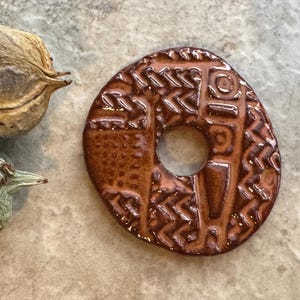 Rode zonsonderganghanger, cirkelkeramiek, focale hangerkraal, sieradencomponenten, keramische bedels