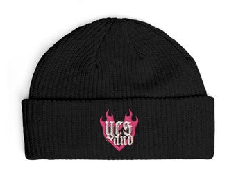 Gorro con corazón llameante, gorro rosa con puño bordado con llama, regalo de estilo alternativo, puño corto.