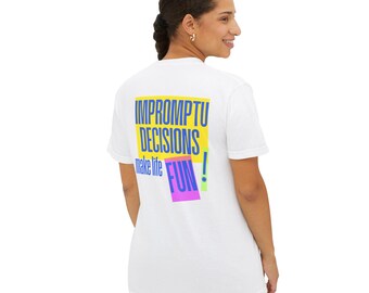 Camiseta de comedia de improvisación, camiseta con bolsillo "Las decisiones improvisadas hacen la vida divertida"
