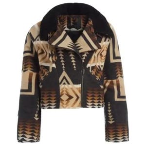 Könnte beinhalten: Eine kurz geschnittene Jacke mit schwarzem Kunstfellkragen und asymmetrischem Frontreißverschluss. Das Kleidungsstück zeigt ein geometrisches Muster in Schwarz-, Beige- und Brauntönen, mit langen Ärmeln und einem strukturierten Revers.