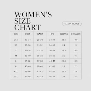 以下が含まれることがあります： WOMEN'S SIZE CHARTというタイトルのサイズ表で、SIZE IN INCHESというテキストがあります。表には2XSから3XLまでのサイズが記載されており、バスト、ウエスト、ヒップ、袖、肩幅のインチ単位の測定値がグリッド形式で表示されています。